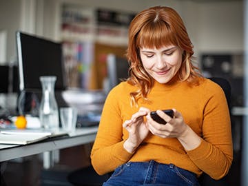 Women smartphone in office